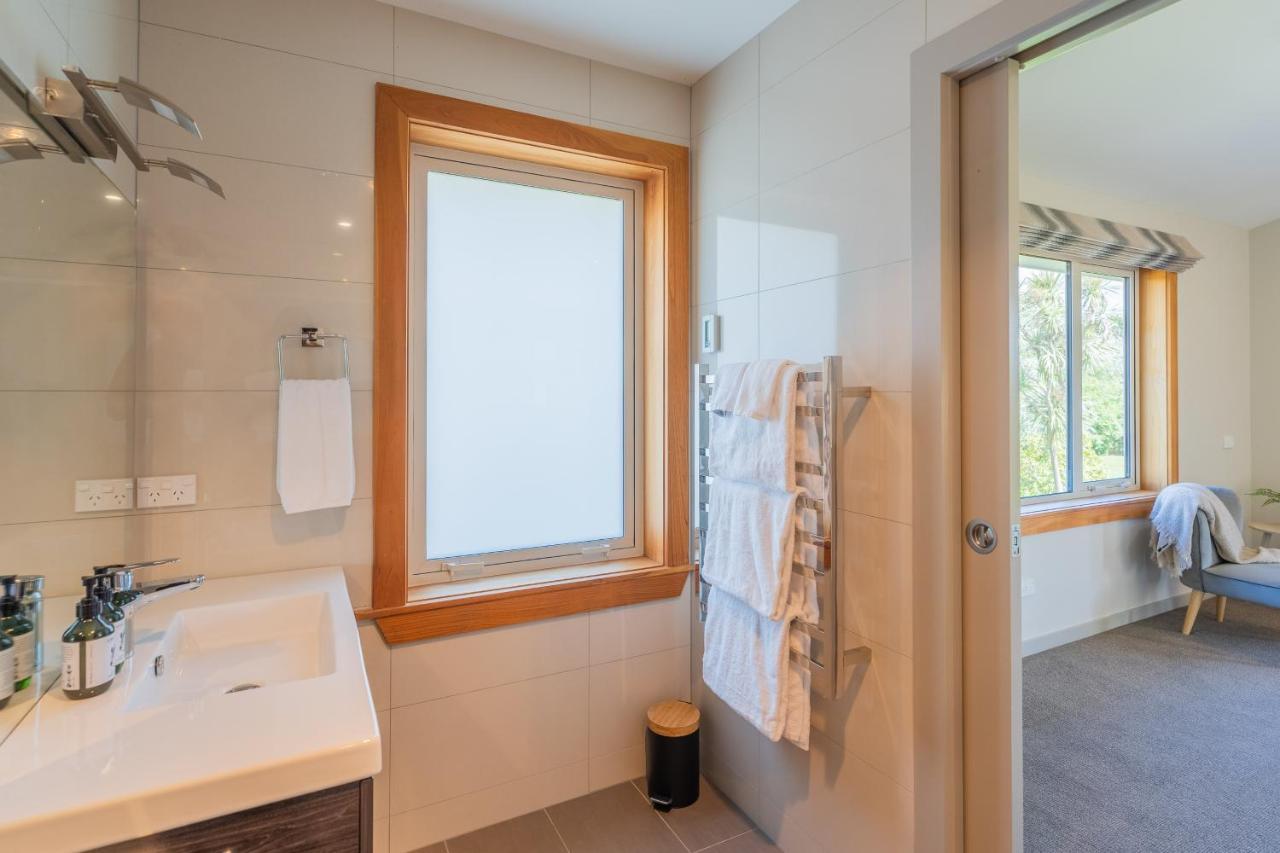 Anam Cara Gardens Luxury Villa Private Bedrooms And Ensuite Bathrooms Sleeps 9 Otaki Kültér fotó