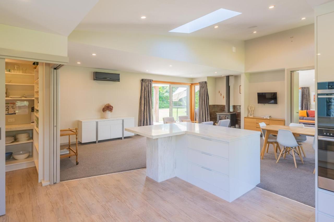 Anam Cara Gardens Luxury Villa Private Bedrooms And Ensuite Bathrooms Sleeps 9 Otaki Kültér fotó