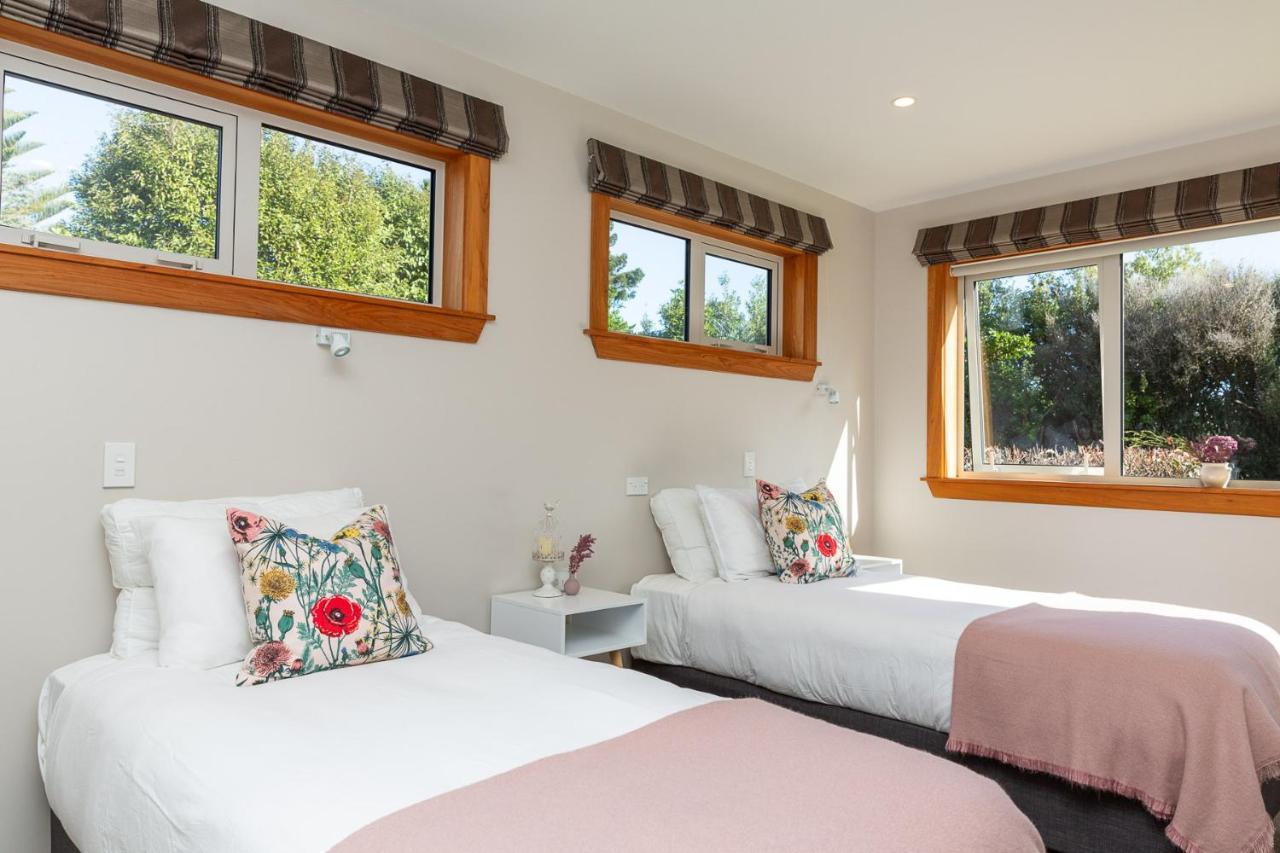Anam Cara Gardens Luxury Villa Private Bedrooms And Ensuite Bathrooms Sleeps 9 Otaki Kültér fotó